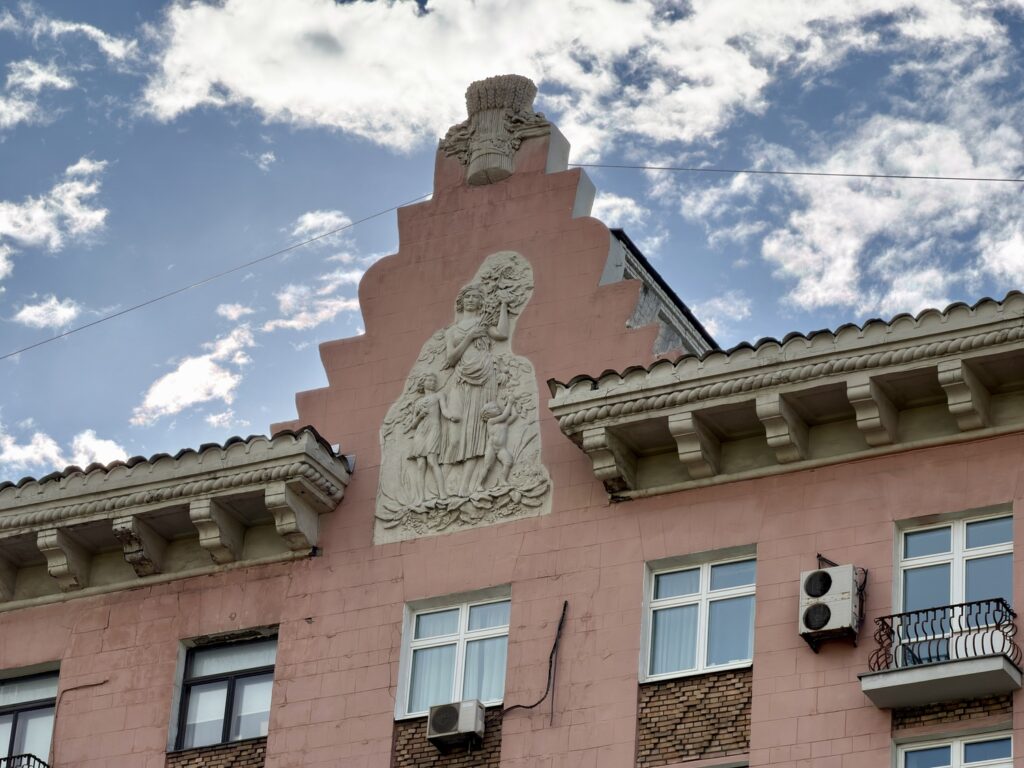 Ленинский проспект &mdash; Октябрьская: Малевич у Горького на Ленинском  фото