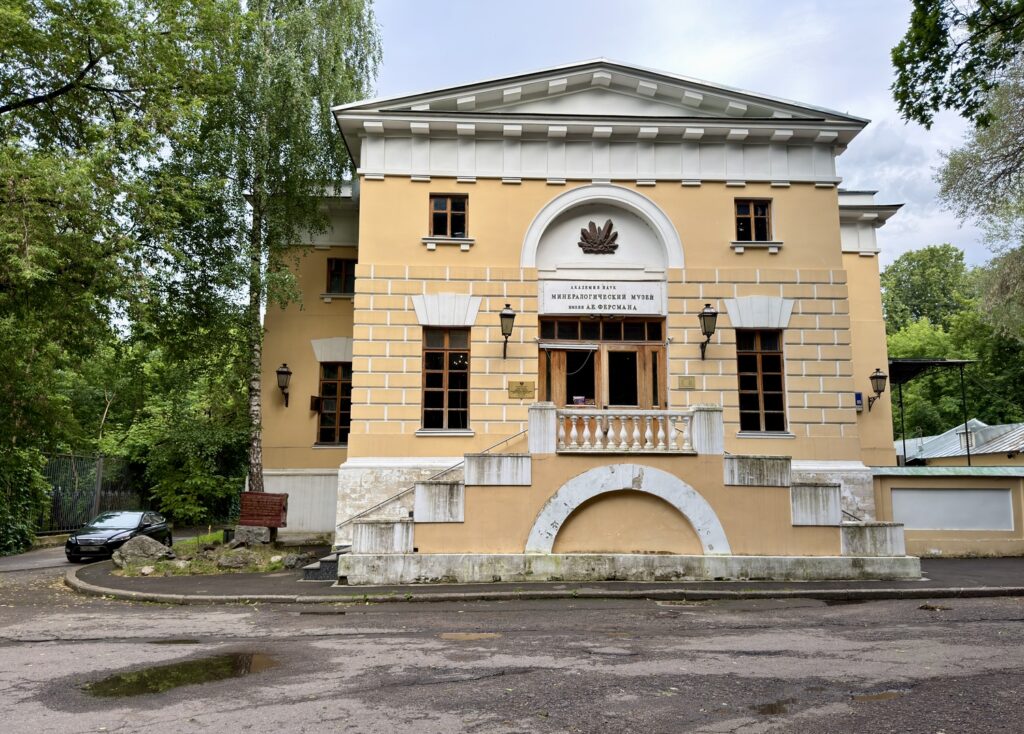 Ленинский проспект &mdash; Октябрьская: Малевич у Горького на Ленинском  фото