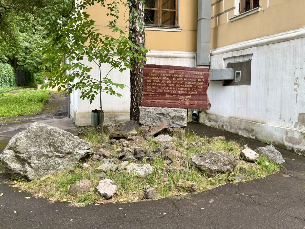 Ленинский проспект &mdash; Октябрьская: Малевич у Горького на Ленинском  фото