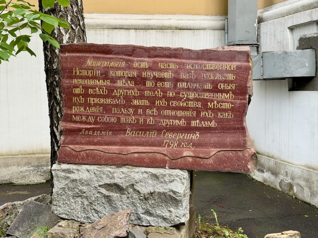Ленинский проспект &mdash; Октябрьская: Малевич у Горького на Ленинском  фото