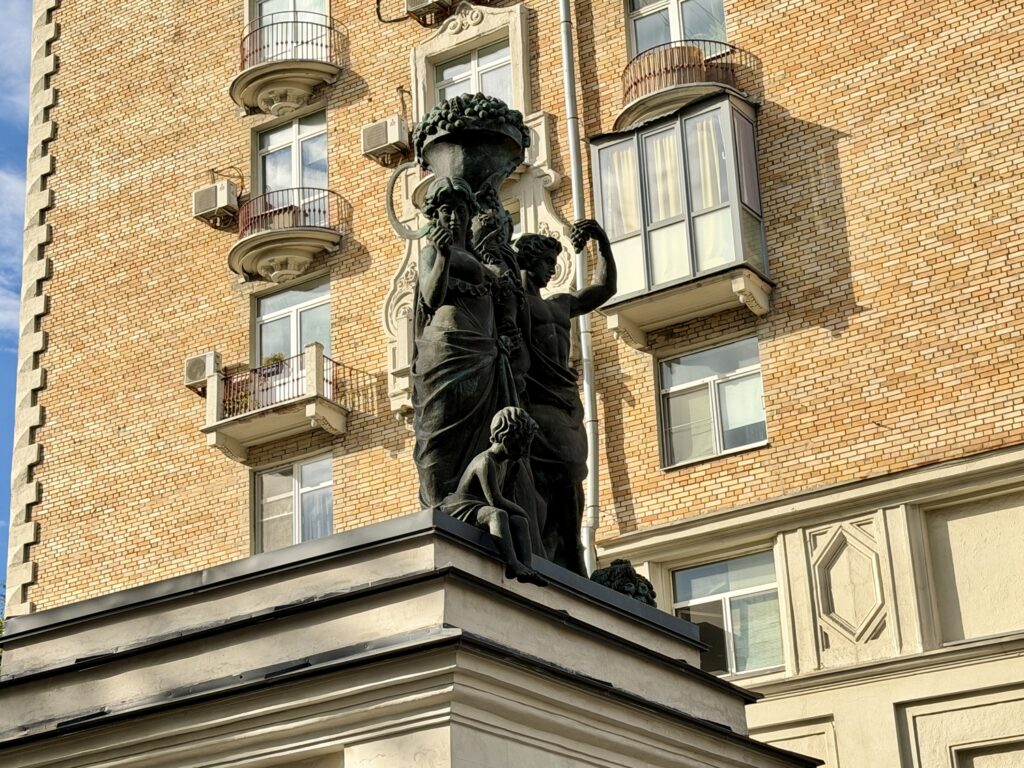 Ленинский проспект &mdash; Октябрьская: Малевич у Горького на Ленинском  фото