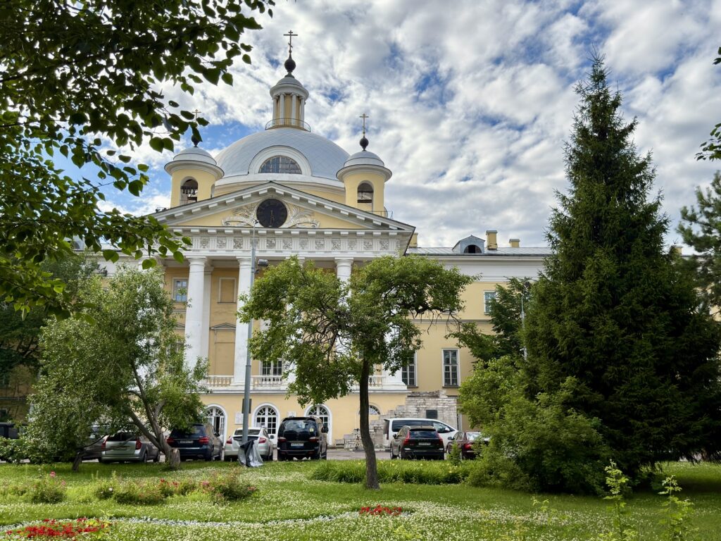Ленинский проспект &mdash; Октябрьская: Малевич у Горького на Ленинском  фото