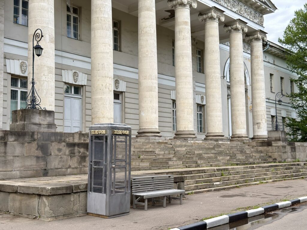 Ленинский проспект &mdash; Октябрьская: Малевич у Горького на Ленинском  фото
