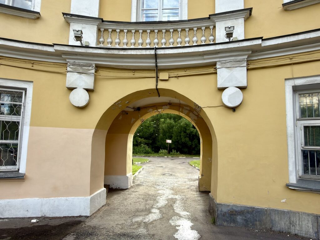 Ленинский проспект &mdash; Октябрьская: Малевич у Горького на Ленинском  фото