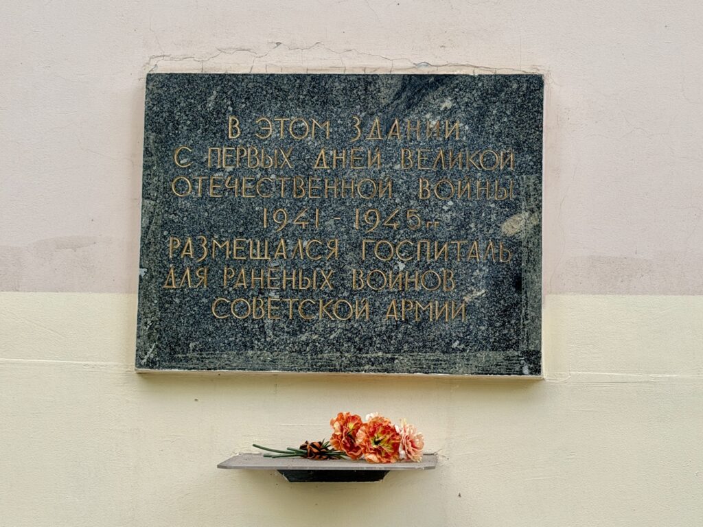 Ленинский проспект &mdash; Октябрьская: Малевич у Горького на Ленинском  фото
