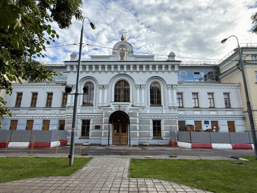 Ленинский проспект &mdash; Октябрьская: Малевич у Горького на Ленинском  фото