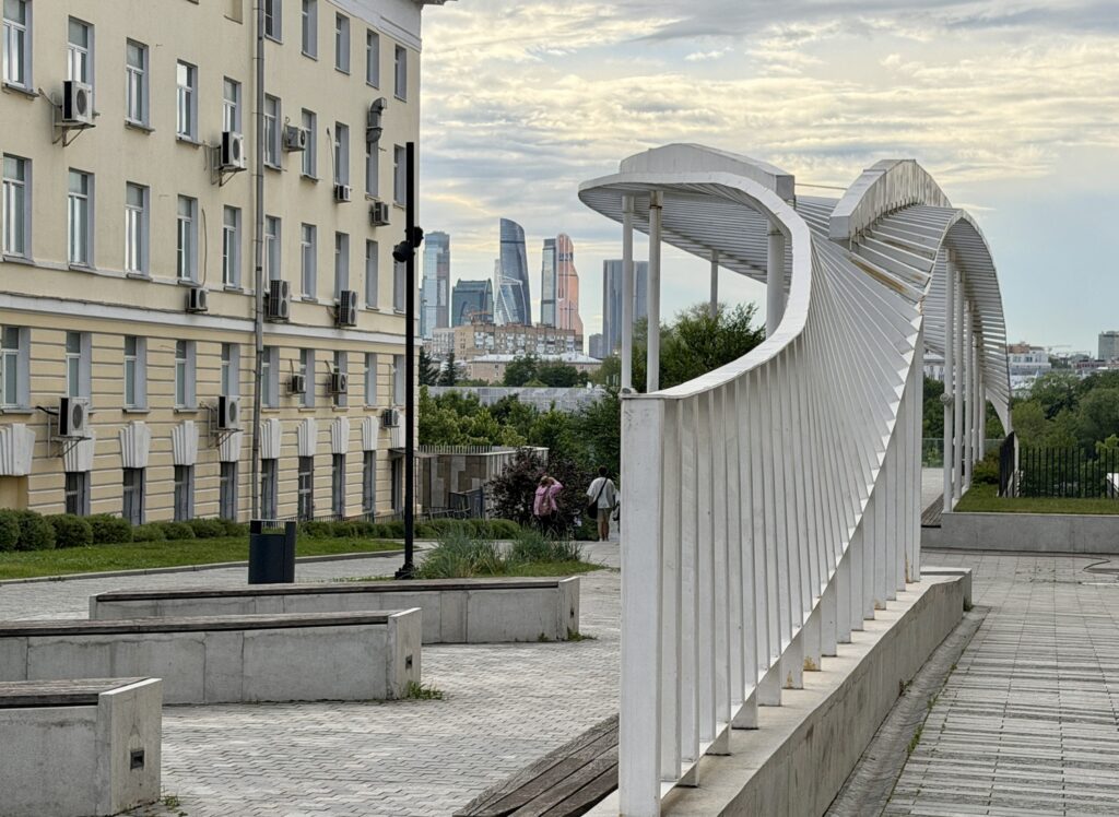 Ленинский проспект &mdash; Октябрьская: Малевич у Горького на Ленинском  фото