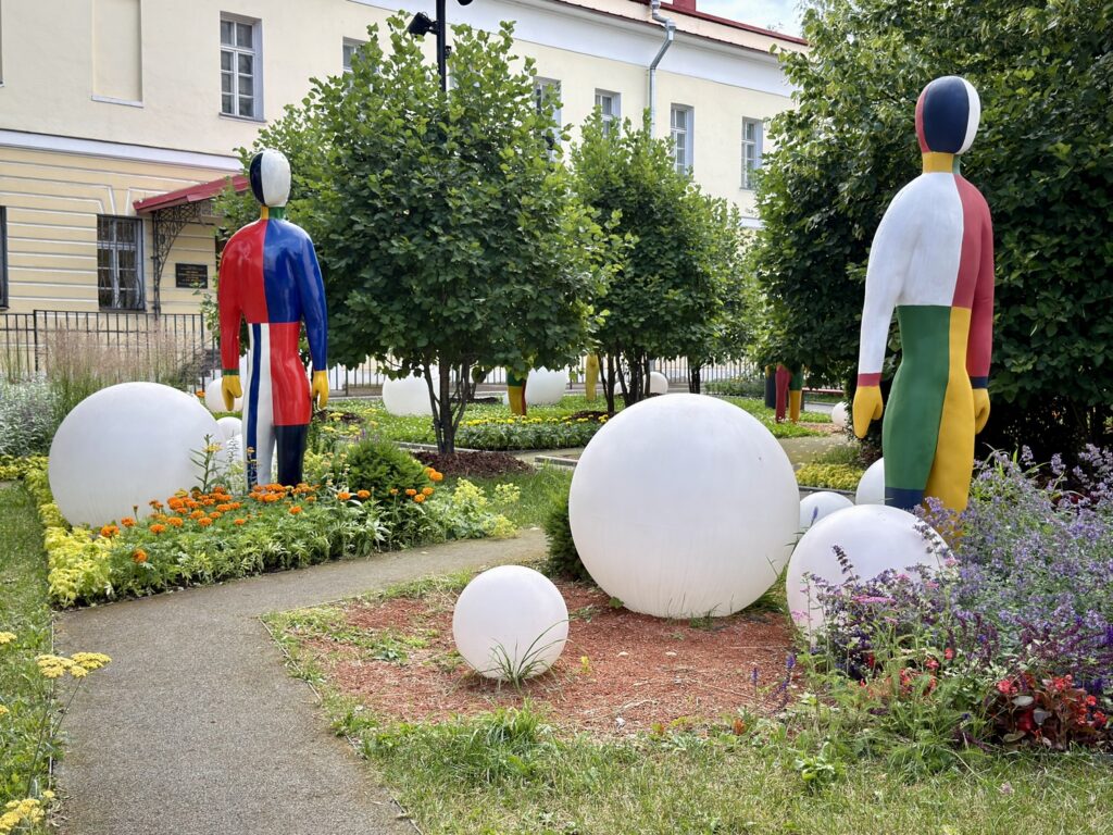 Ленинский проспект &mdash; Октябрьская: Малевич у Горького на Ленинском  фото