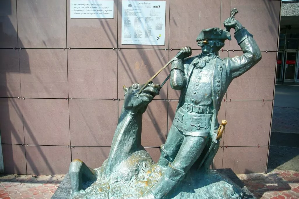 Застывшие сказки: мини-гид по памятникам в честь любимых персонажей  фото