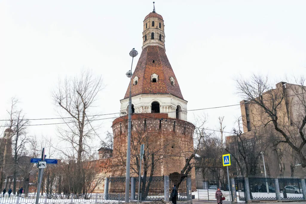 Пролетарская — Автозаводская: от машин ЗИЛ в прошлом до машин времени в настоящем Пролетарская — Автозаводская: от машин ЗИЛ в прошлом до машин времени в настоящем фото