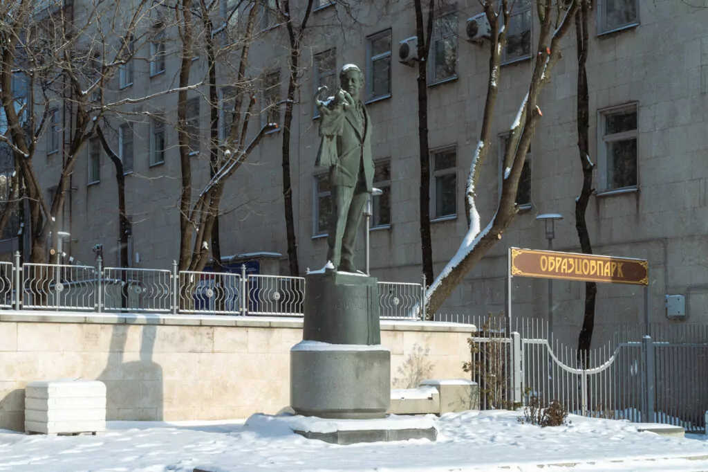 Новослободская — Достоевская: тучерез в тени небоскрёба Новослободская — Достоевская: тучерез в тени небоскрёба фото
