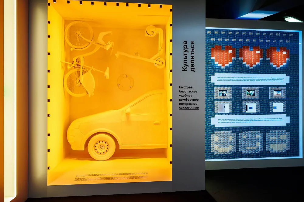 Прошлое и будущее московского транспорта, ботаническая иллюстрация и женский клуб: в парках столицы  фото