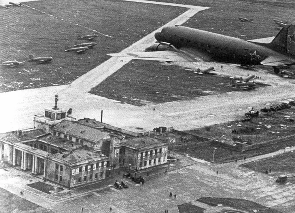 Война и мир главного аэропорта Москвы Война и мир главного аэропорта Москвы фото