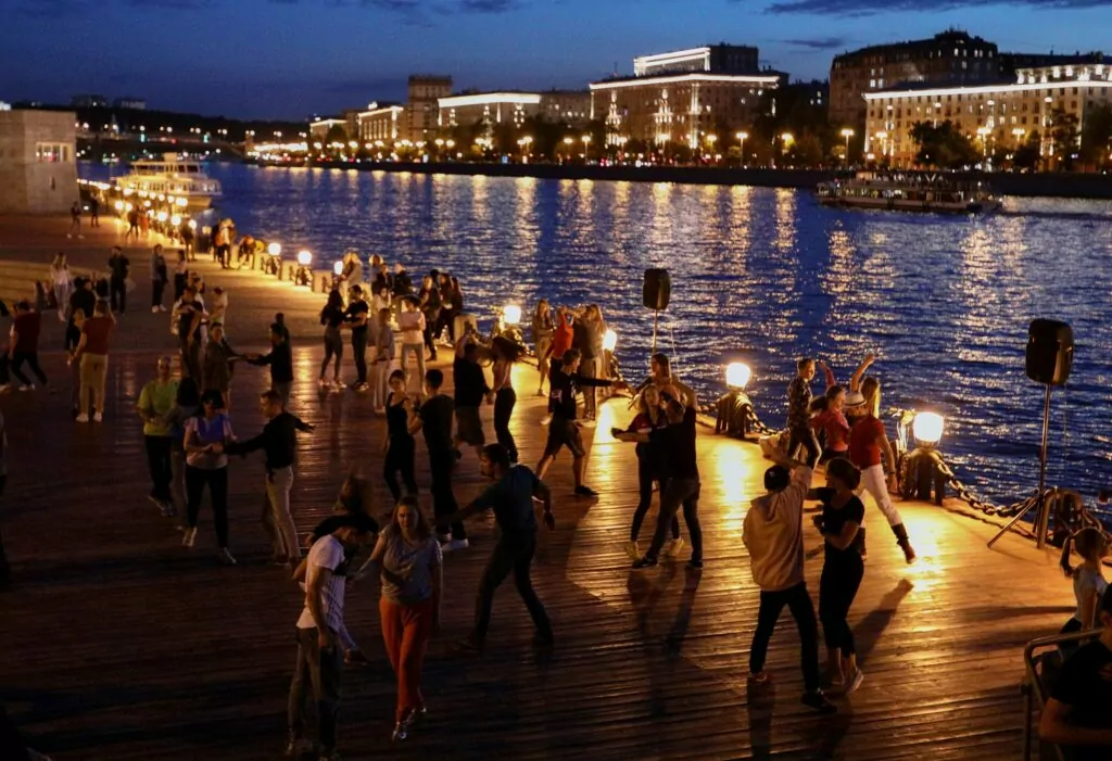 Бальные танцы и жизнь российской глубинки: куда пойти после работы&nbsp;  фото