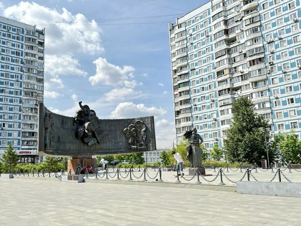 Крылатское — Молодежная: «железная леди» перед жестяными банками Крылатское — Молодежная: «железная леди» перед жестяными банками фото