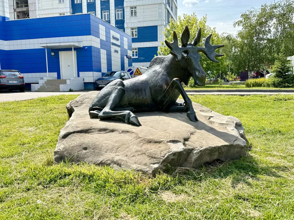 Крылатское — Молодежная: «железная леди» перед жестяными банками Крылатское — Молодежная: «железная леди» перед жестяными банками фото