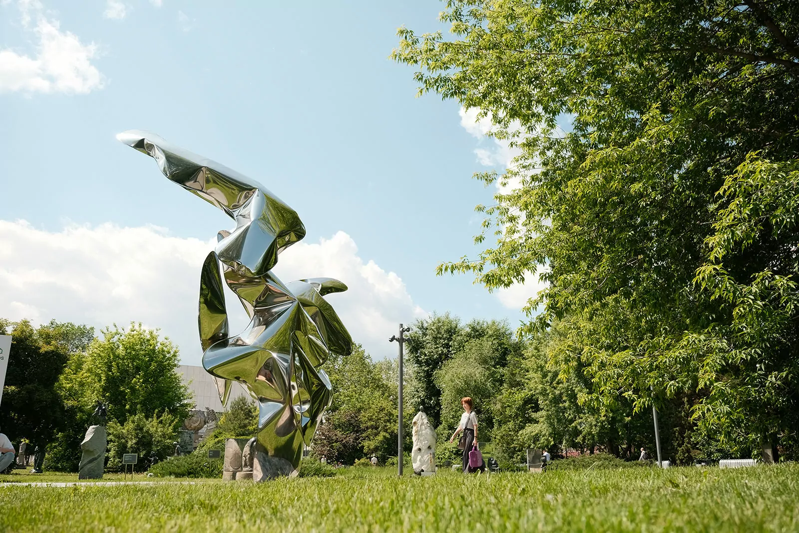 Современное искусство, цветы с историей и Царицыно глазами художников &mdash; в парках столицы  фото
