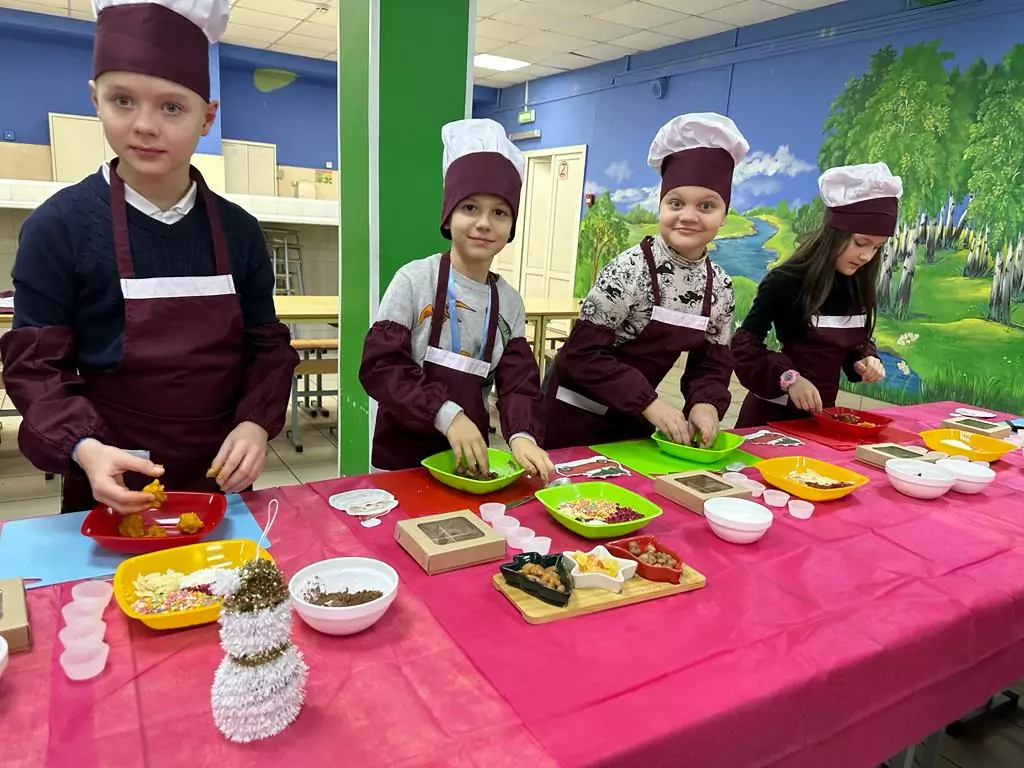 Комбинат питания ЮАО пригласил школьников на кулинарный мастер-класс по приготовлению полезных конфет  фото