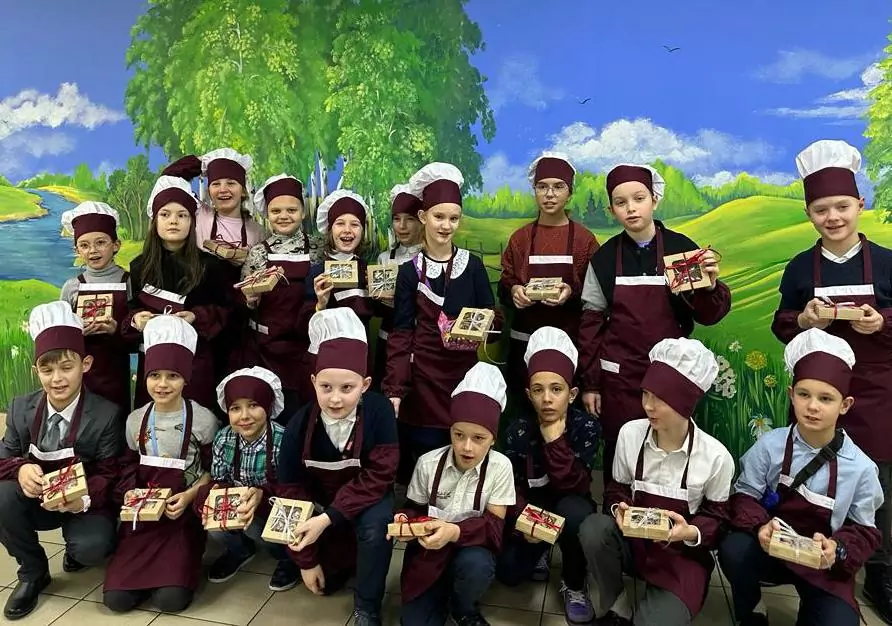 Комбинат питания ЮАО пригласил школьников на кулинарный мастер-класс по приготовлению полезных конфет  фото