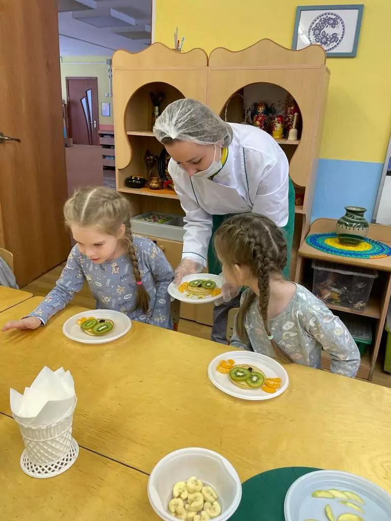 На кулинарном мастер-классе дошколята Центрального округа узнали, как сделать аппликацию из фруктов  фото
