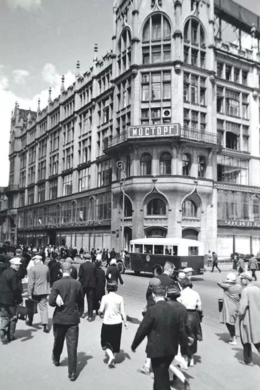 &laquo;Учится торговать!&raquo;: комсомольцы у прилавков, самый широкий выбор товаров и тень бывших владельцев &mdash; история ЦУМа  фото