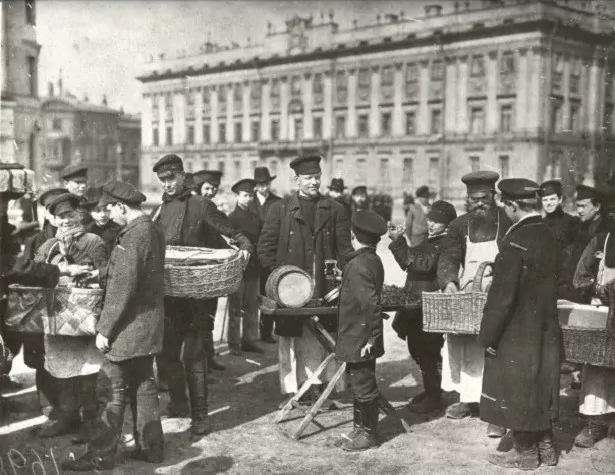 Калач, щи, ярославский лоточник: каким был стритфуд Москвы в XIX веке? Калач, щи, ярославский лоточник: каким был стритфуд Москвы в XIX веке? фото