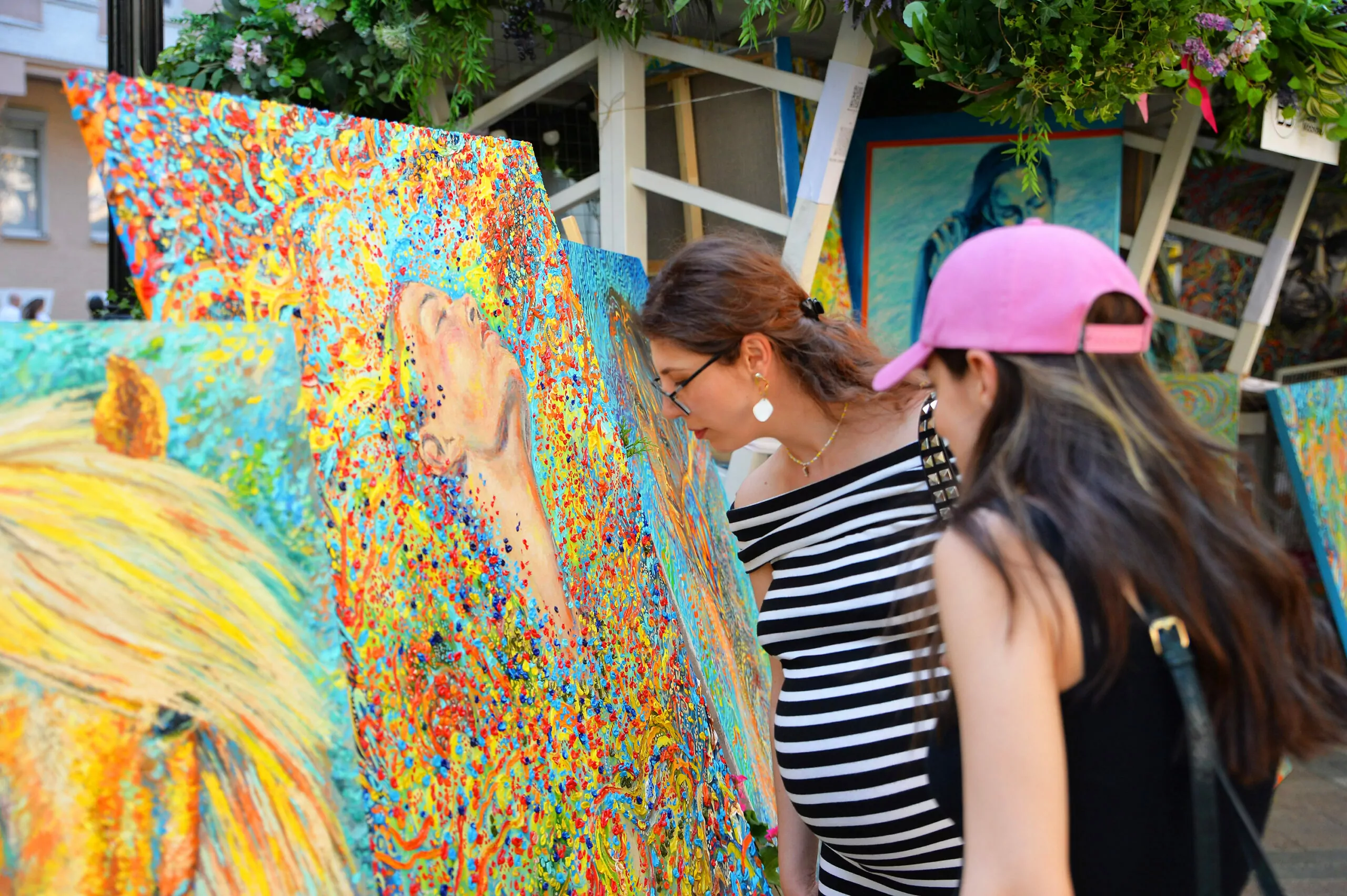 Участники вернисажа на Никитском бульваре организуют красочный флешмоб  фото