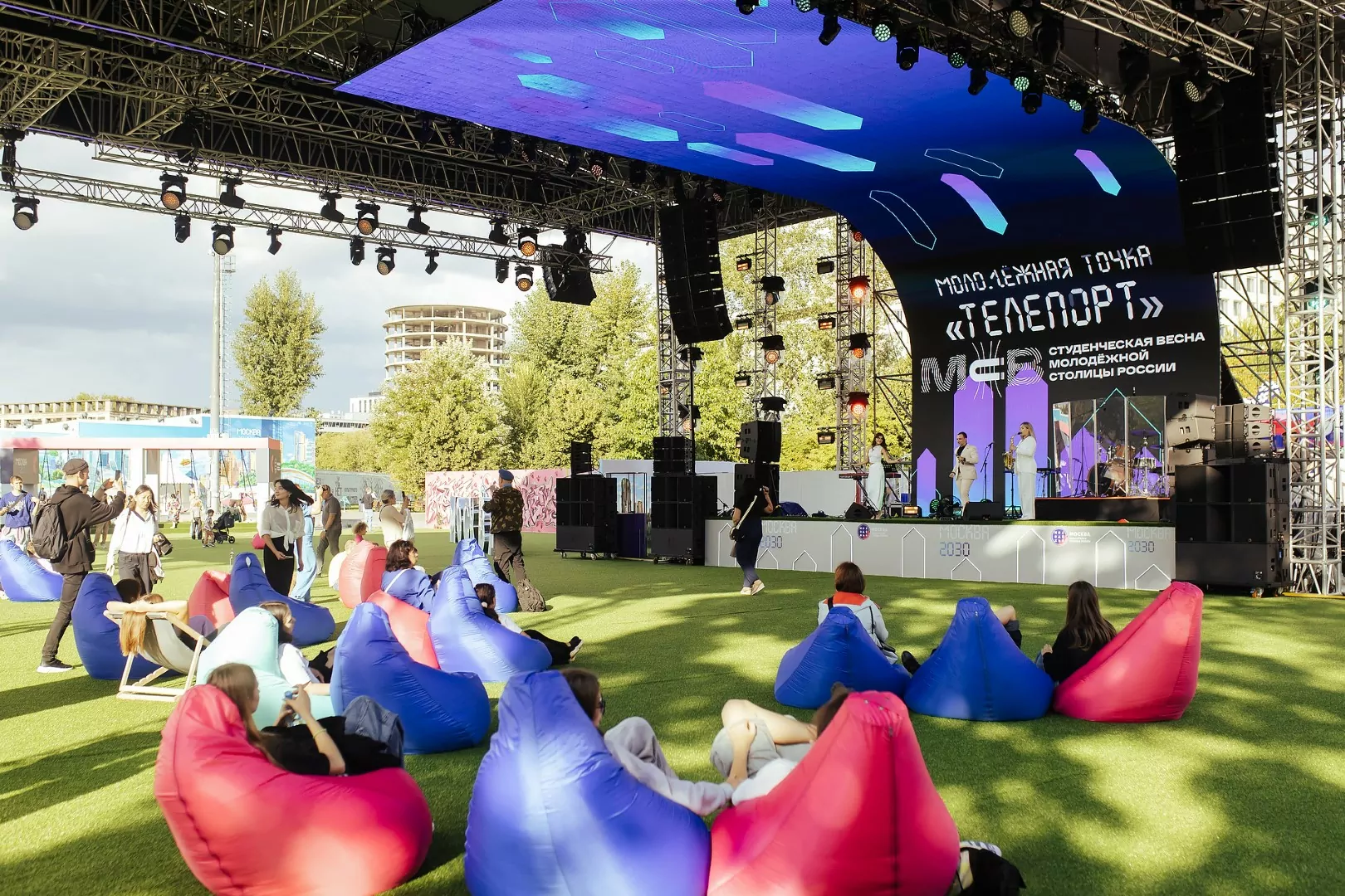 На площадке &laquo;Телепорт&raquo; в парке Горького прошло свыше 400 мероприятий фестиваля-форума &laquo;Территория будущего. Москва &ndash; 2030&raquo;  фото
