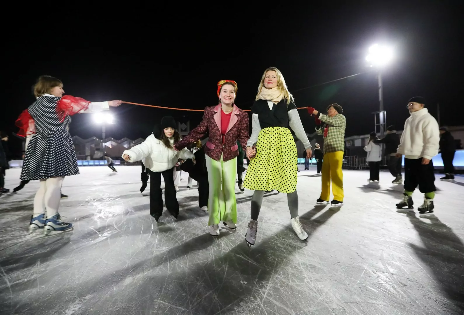 Новый год в традициях СССР: москвичей ждет &laquo;Голубой огонек&raquo;, фестиваль &laquo;Стиляги&raquo; и лыжная ретрогонка  фото