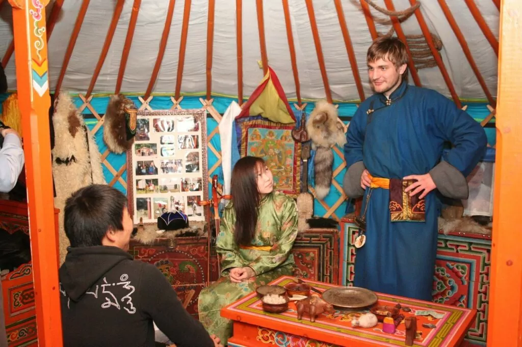 Новый год в столице: шедевры киномузыки, рождественские Святки, акварельная живопись и городок писателей Новый год в столице: шедевры киномузыки, рождественские Святки, акварельная живопись и городок писателей фото