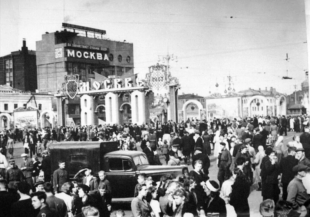 Главный город страны и социализма: как Москва отмечала 800-летний юбилей и первый награжденный «медалью москвича» Главный город страны и социализма: как Москва отмечала 800-летний юбилей и первый награжденный «медалью москвича» фото