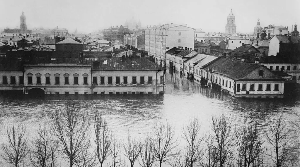 «Такого наводнения Москва никогда не видела»: как москвичи пережили великий потоп 1908 года, отметили Пасху на крыше и вспоминали зайца на льдине  фото