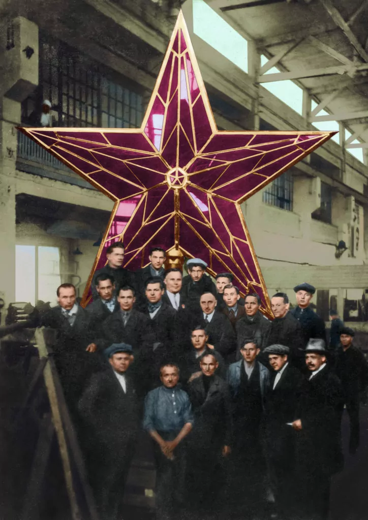 Орлы из дерева, звезды с самоцветами: как меняли символы на башнях Кремля и почему не получилось с первого раза? Орлы из дерева, звезды с самоцветами: как меняли символы на башнях Кремля и почему не получилось с первого раза? фото