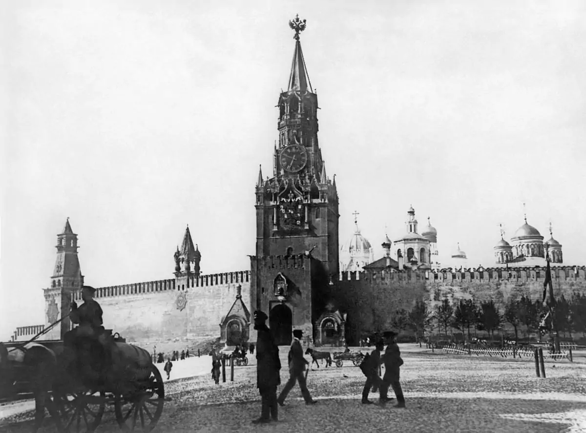Орлы из дерева, звезды с самоцветами: как меняли символы на башнях Кремля и почему не получилось с первого раза? Орлы из дерева, звезды с самоцветами: как меняли символы на башнях Кремля и почему не получилось с первого раза? фото