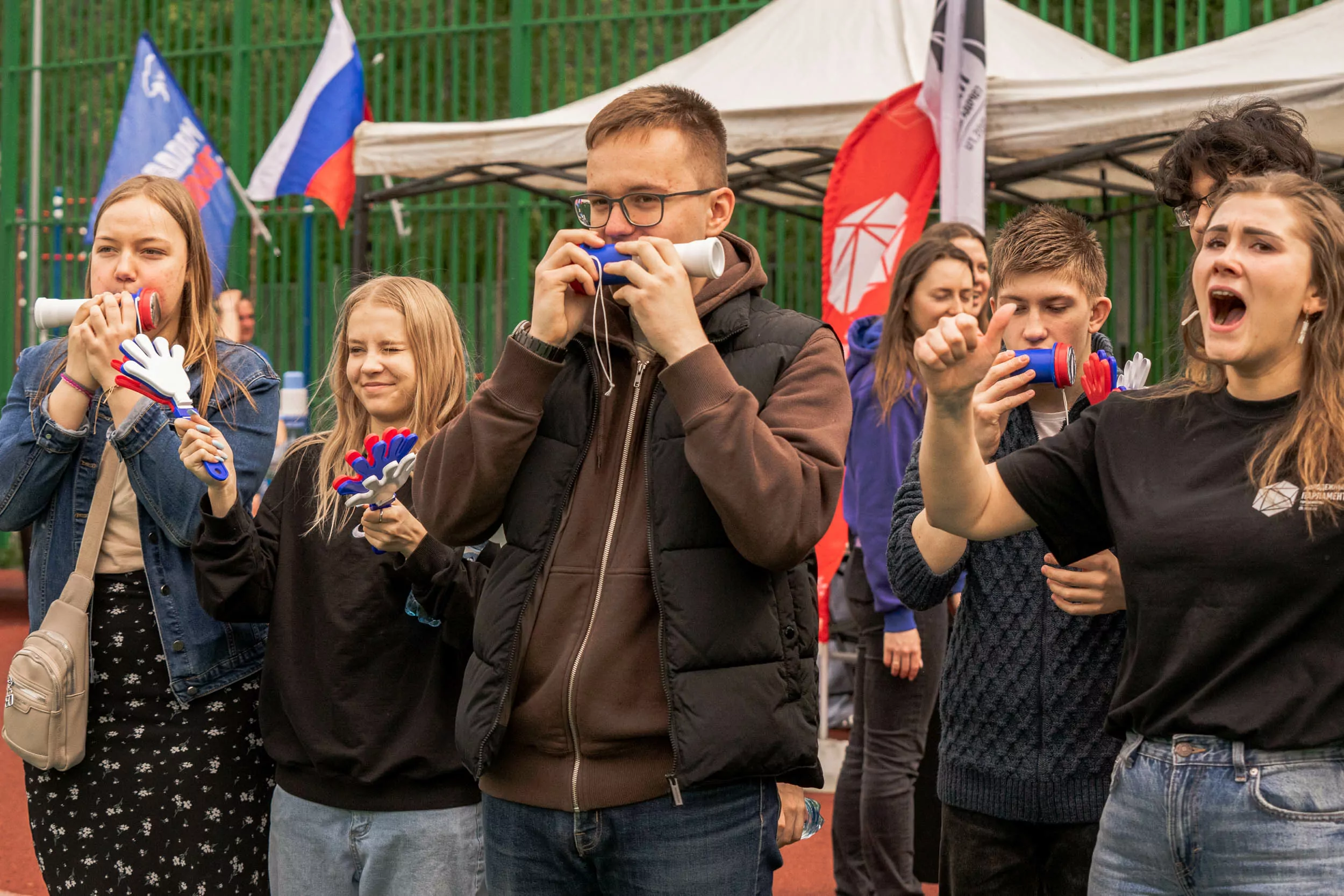 Команда ЮЗАО одержала победу в первом турнире по мини-футболу среди молодежных организаций Москвы  фото