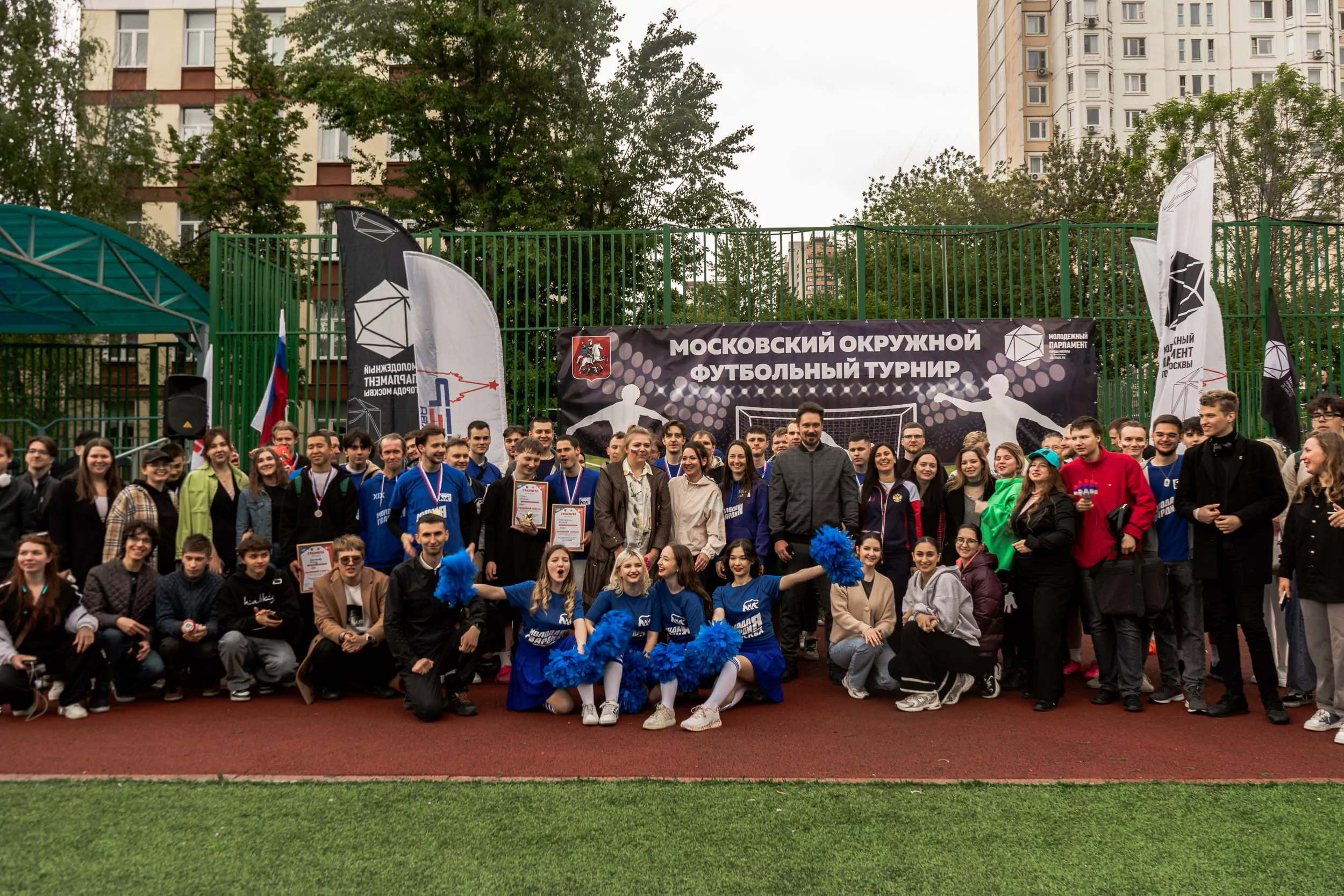 Команда ЮЗАО одержала победу в первом турнире по мини-футболу среди молодежных организаций Москвы  фото