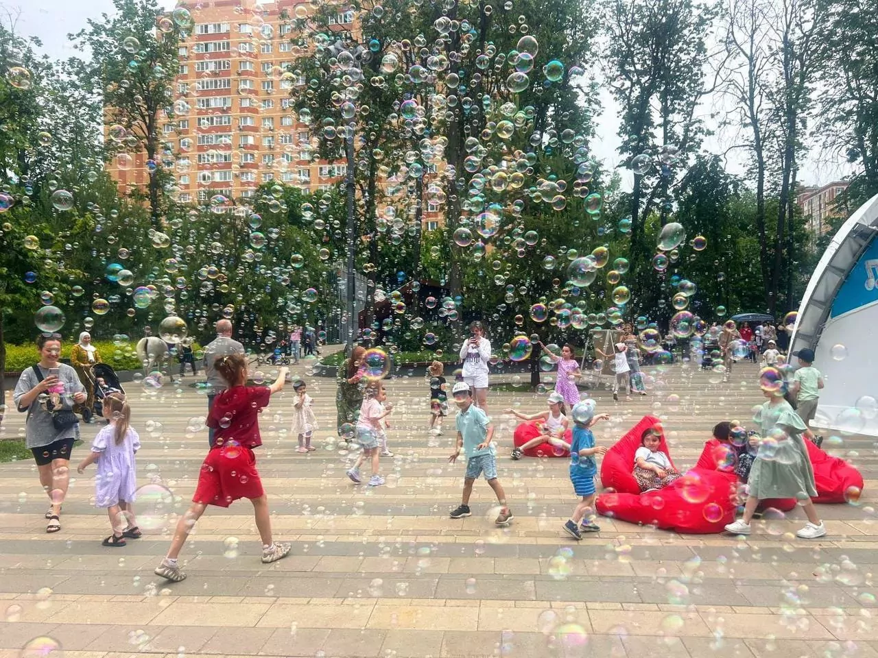 Соседский праздник с аниматорами и танцами пройдет в Щербинке  фото
