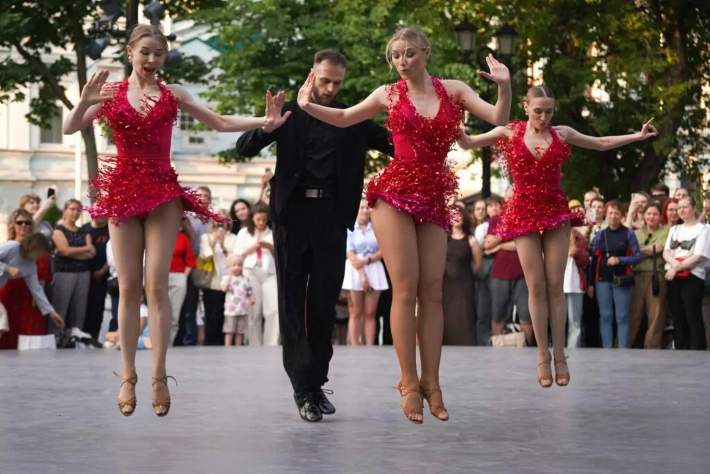 Учимся, зажигаем, творим: танцевальный марафон проходит в сердце столицы  фото