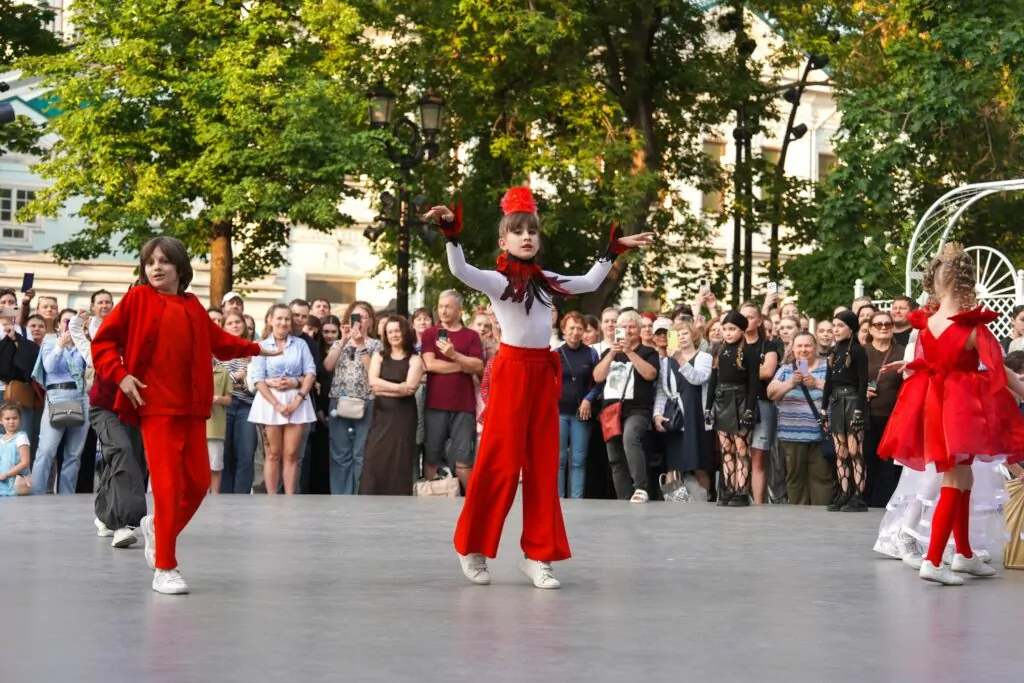 Учимся, зажигаем, творим: танцевальный марафон проходит в сердце столицы  фото