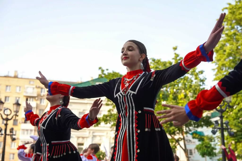 Учимся, зажигаем, творим: танцевальный марафон проходит в сердце столицы  фото