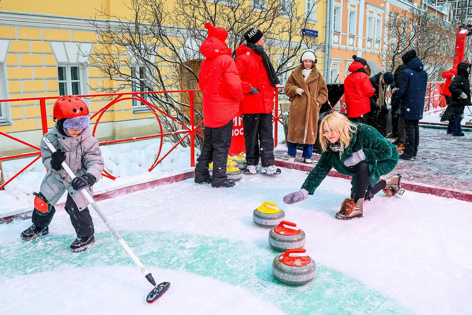 Лед согреет сердца: в Москве пройдет благотворительный турнир по керлингу среди многодетных семей  фото