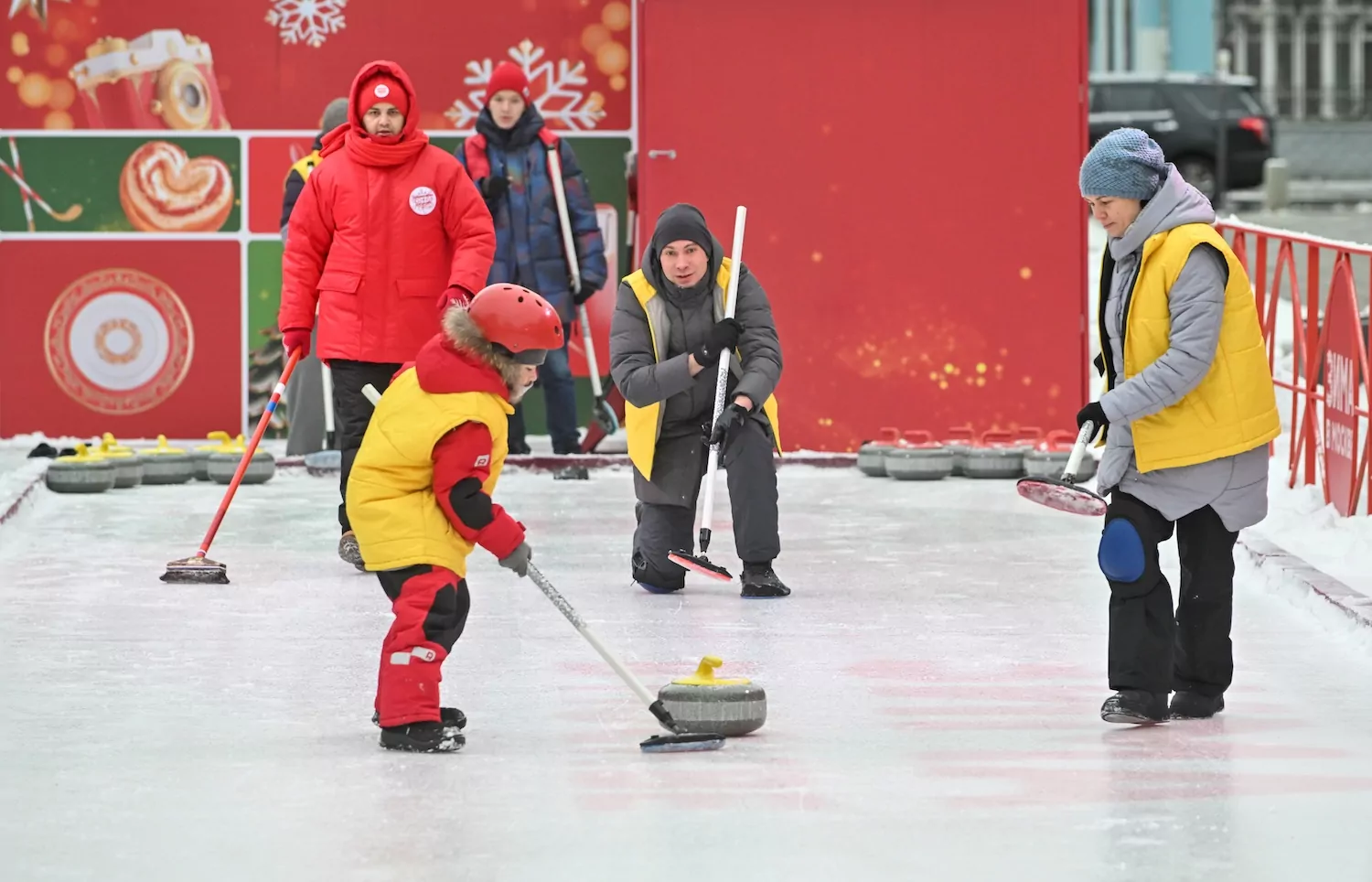 Лед согреет сердца: в Москве пройдет благотворительный турнир по керлингу среди многодетных семей  фото