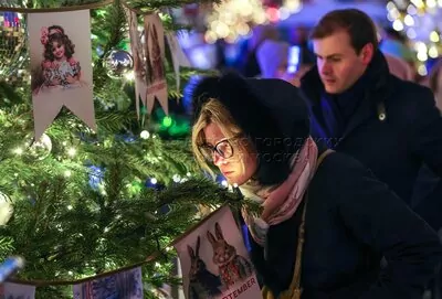 Свежий взгляд на Новый год: ели от известных российских дизайнеров можно увидеть на Кузнецком мосту  фото