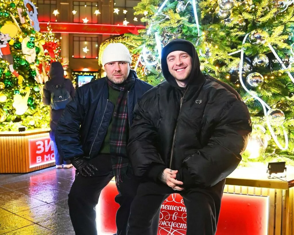 Свежий взгляд на Новый год: ели от известных российских дизайнеров можно увидеть на Кузнецком мосту  фото