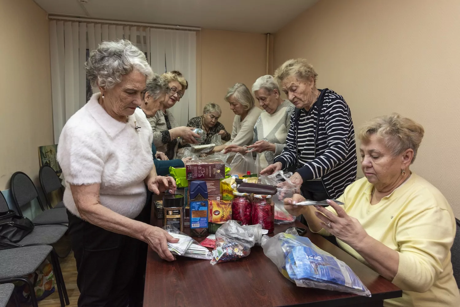 Волонтеры Зеленограда ежемесячно доставляют гуманитарную помощь в госпитали для участников СВО  фото