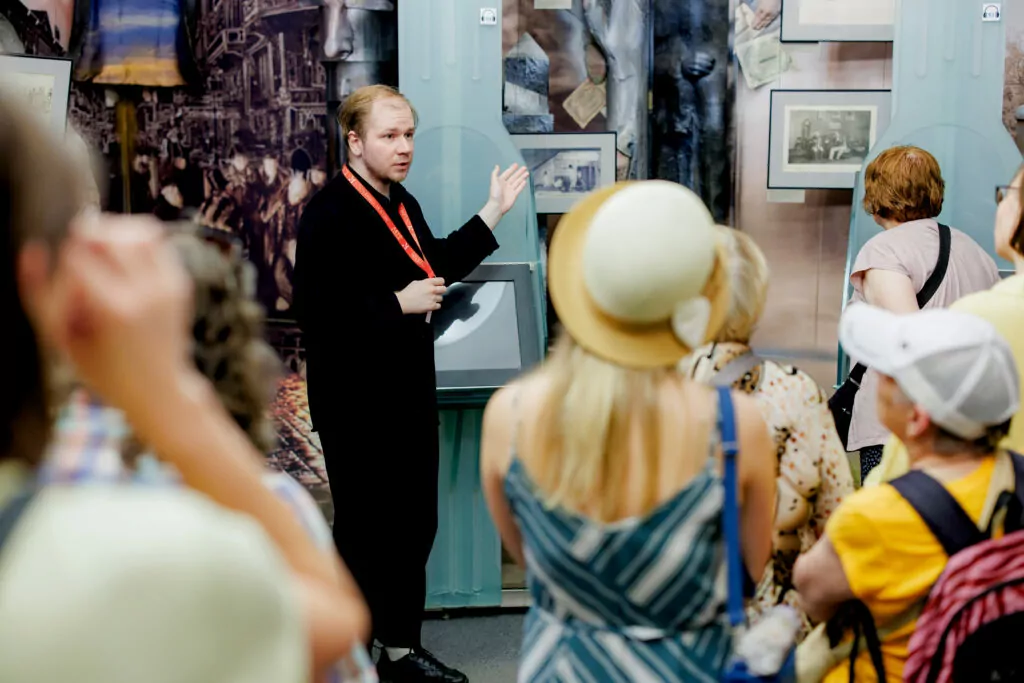 От толмачей до авторов городских прогулок: как формировалось экскурсионное дело в Москве  фото