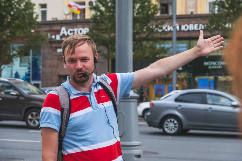 От толмачей до авторов городских прогулок: как формировалось экскурсионное дело в Москве  фото