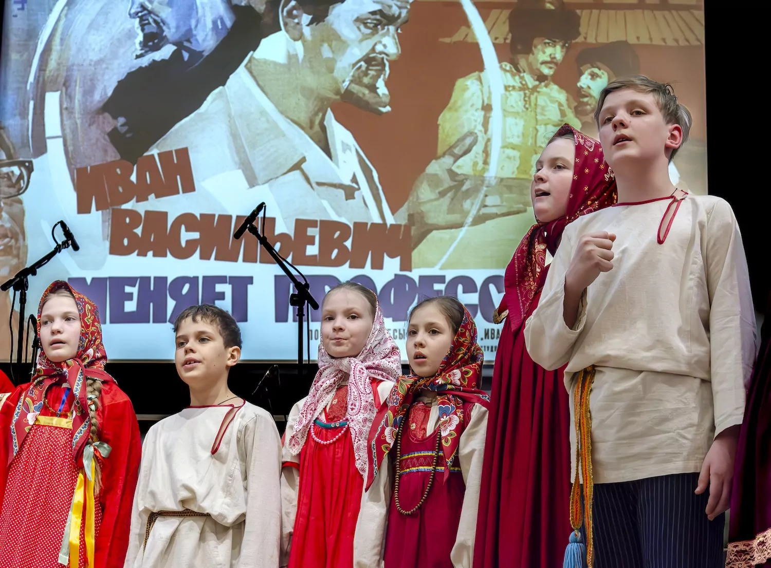 Педагоги и ученики школы Мусоргского исполнили музыку из известных кинолент  фото