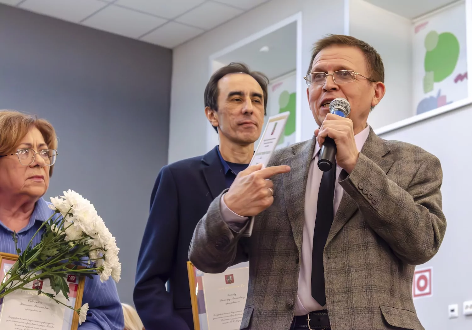 Педагоги и ученики школы Мусоргского исполнили музыку из известных кинолент  фото