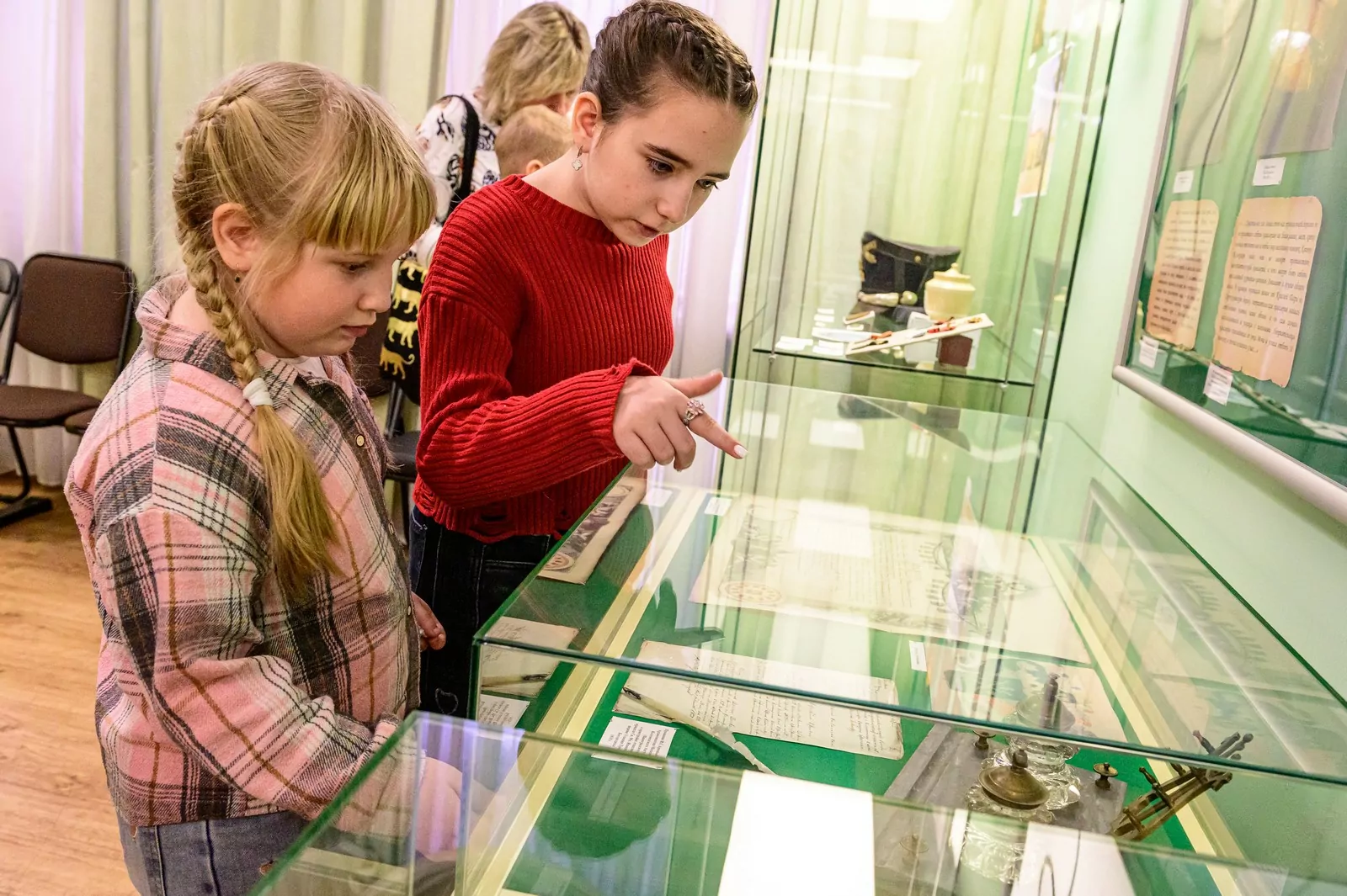 По инициативе депутата Госдумы Дмитрия Саблина провели историческую экскурсию для детей участников СВО  фото